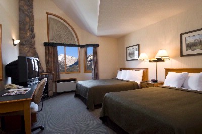 Quality Resort Chateau Canmore - Deluxe Suite Bedroom