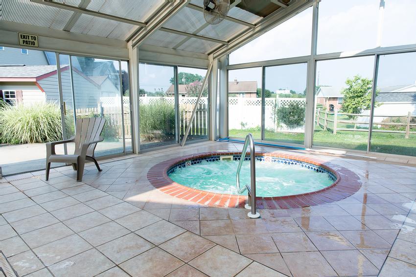 Country Inn of Lancaster - Indoor-outdoor Pool