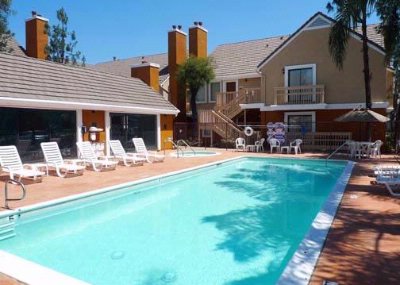 Quality Suites Anaheim Stadium - Exterior / Pool