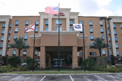Hampton Inn & Suites - 