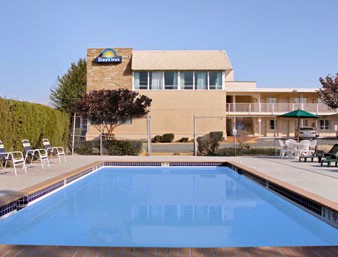 Days Inn Arlington - Swimming Pool