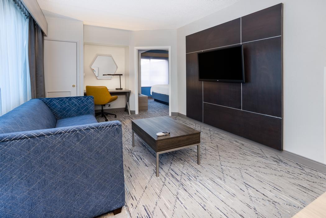 Holiday Inn Express Hotel & Suites - Executive Suite Living Room