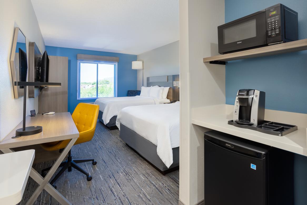 Holiday Inn Express Hotel & Suites - Great Room / Breakfast Area