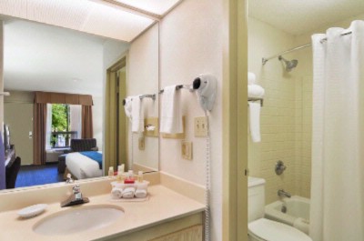 Ramada - Bathroom