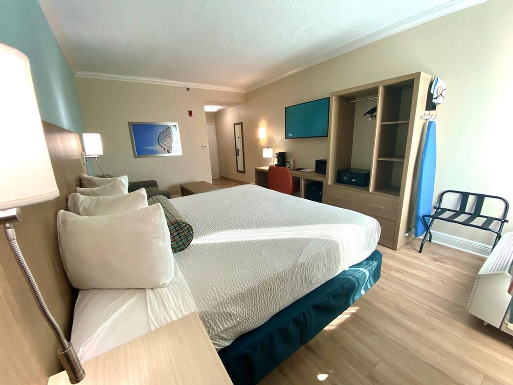 2 Queen Size Beds Sleeps 4