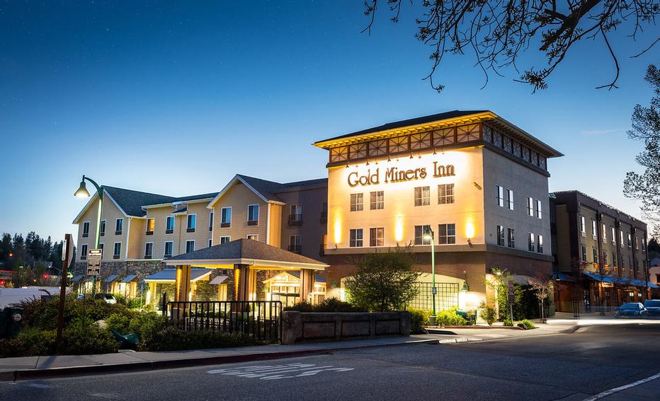 Gold Miners Inn Holiday Inn Express - Hotel Exterior