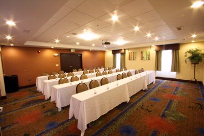 Holiday Inn Express Hotel & Suites - 
