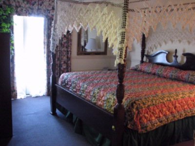 Best Western Chateau Louisianne - Master Suites Have Canopy Beds