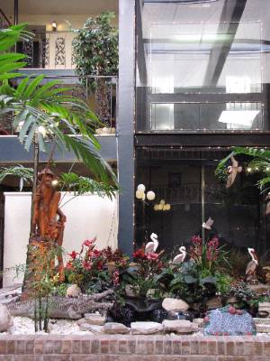 Best Western Chateau Louisianne - Have A Seat In The Atrium And Enjoy The Koi Pond