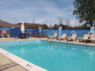 Best Western Chateau Louisianne - Courtyard Pool With Seascape Mural