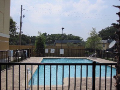 Holiday Inn Express & Suites - 
