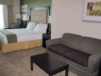 Holiday Inn Express & Suites - 