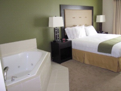 Holiday Inn Express & Suites - 