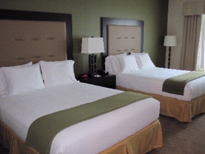 Holiday Inn Express & Suites - 