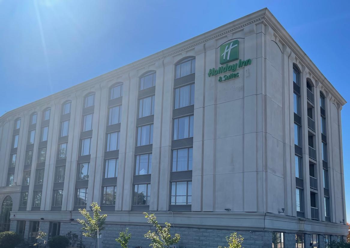 Holiday Inn Express & Suites Montreal Airport - Facade