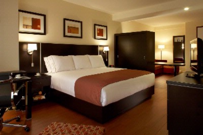 Holiday Inn Express & Suites Montreal Airport - 