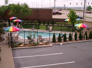 Airport & Expo La Quinta Inn & Suites - Pool And Patio Area La Quintainn & Suites Louisville