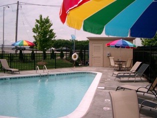 Airport & Expo La Quinta Inn & Suites - Pool With Umbrealla Tables La Quintainn & Suites Louisville