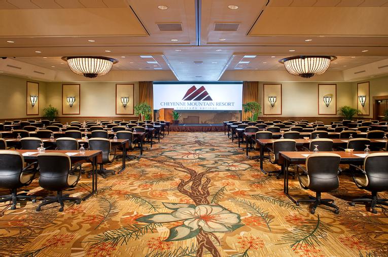 Cheyenne Mountain Resort - Beachside Pavilion & Olympic Pool