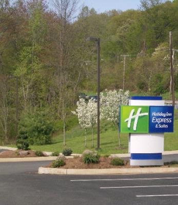 Holiday Inn Express & Suites - Driveway