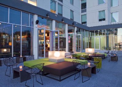 Aloft Phoenix Airport Hotel - Backyard