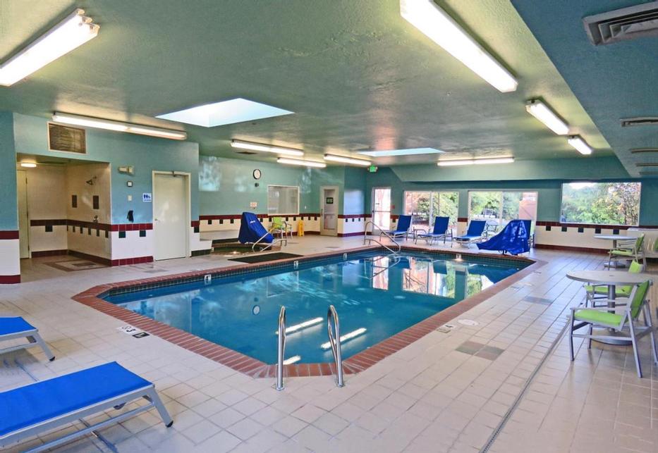 Holiday Inn Express & Suites Burlington - 