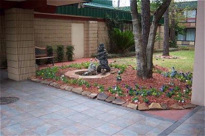 Holiday Inn Houston East - Hotel Landscape