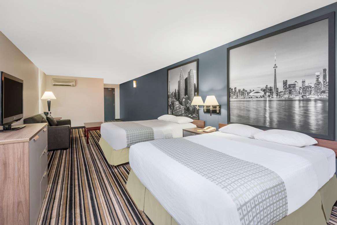 Super 8 Downtown Toronto - 