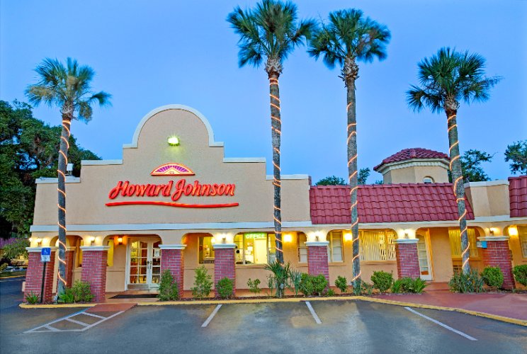 Howard Johnson Inn - Main Hotel Entrance
