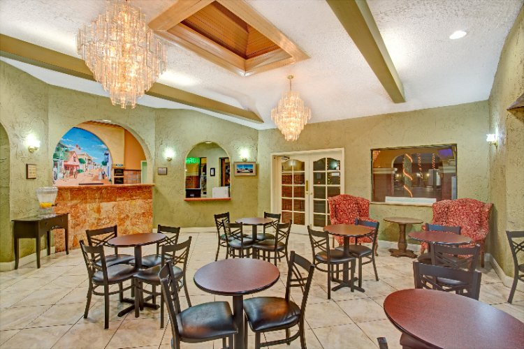 Howard Johnson Inn - Lobby Area