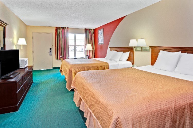 Howard Johnson Inn - Standard Two Queen Room