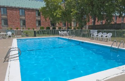 Quality Inn & Suites - Outdoor Pool