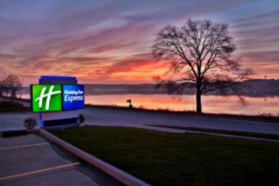 Holiday Inn Express - 