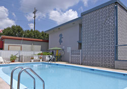 Travelodge - Outdoor Pool