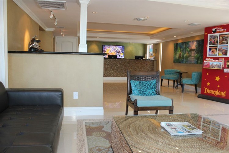Quality Inn & Suites Anaheim Resort - 