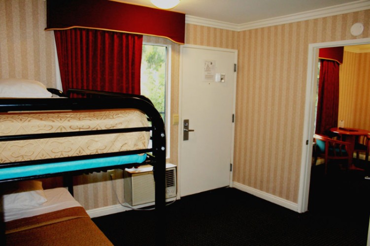 Quality Inn & Suites Anaheim Resort - 