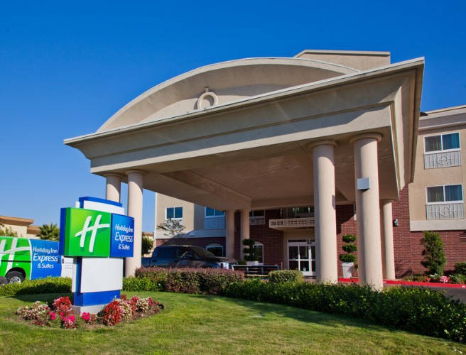 Holiday Inn Express Cal Expo - Hotel Front Close