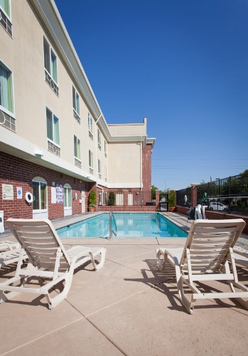 Holiday Inn Express Cal Expo - Bed Area