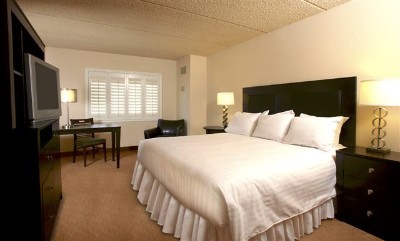 Tropicana Express - Resort Rooms Feature River Mountain Or Pool Views. Also Included Are A King Bed Or Two Queen Beds Shower Or Tub (or Combination) And Cable Tv.