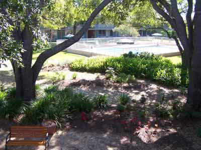 Days Inn - Outside Courtyard