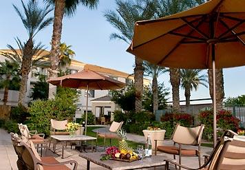Enjoy A Beverage Or Snack From Our 24/7 Market On The Patio With Friends Or Colleagues At The End Of A Busy Day Of Work Or Sightseeing.