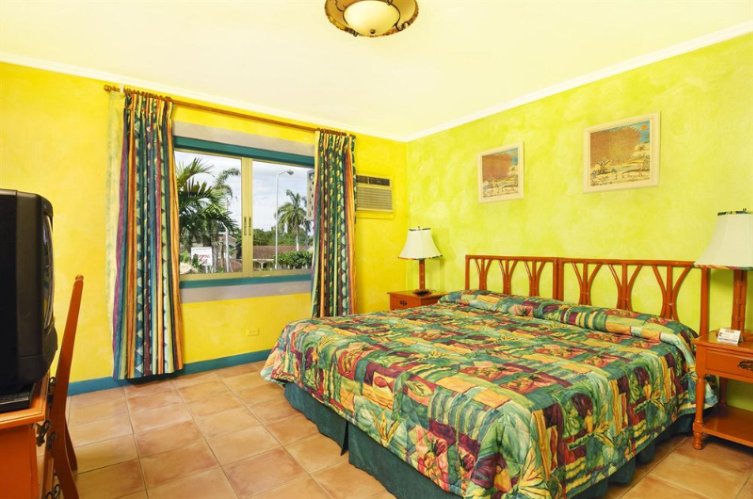 Doctors Cave Beach Hotel - Suite Living Room With Kitchenette
