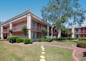 Econo Lodge Savannah South - 