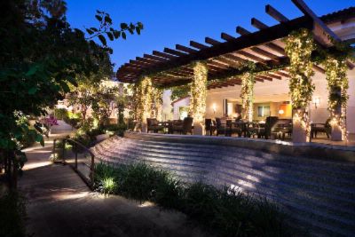 Sunset Marquis - Restaurant At The Sunset Marquis With Indoor And Outdoor Seating