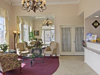 Redding Travelodge - Newly Renovated Facilty - Front Lobby