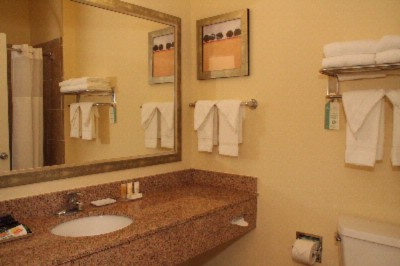 Quality Inn & Suites - Bathroom