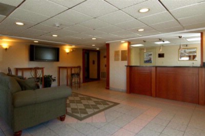 Howard Johnson Inn & Suites - Lobby