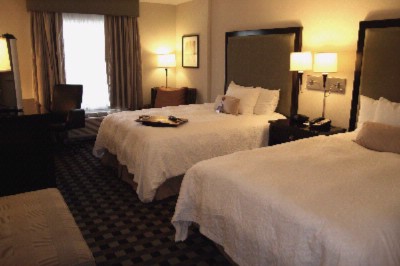 Hampton Inn & Suites Bush Int'l Airport - Double Queen - 2 Queen Size Beds Work Desk Chair And Ottoman