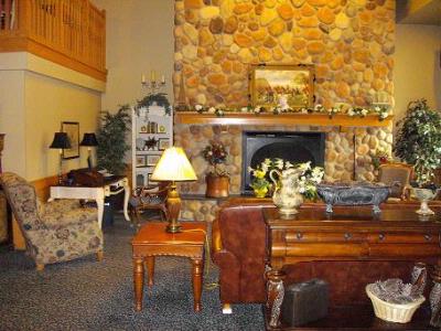 Americinn Lode & Suites - Cozy Fireplace & Lobby Area
