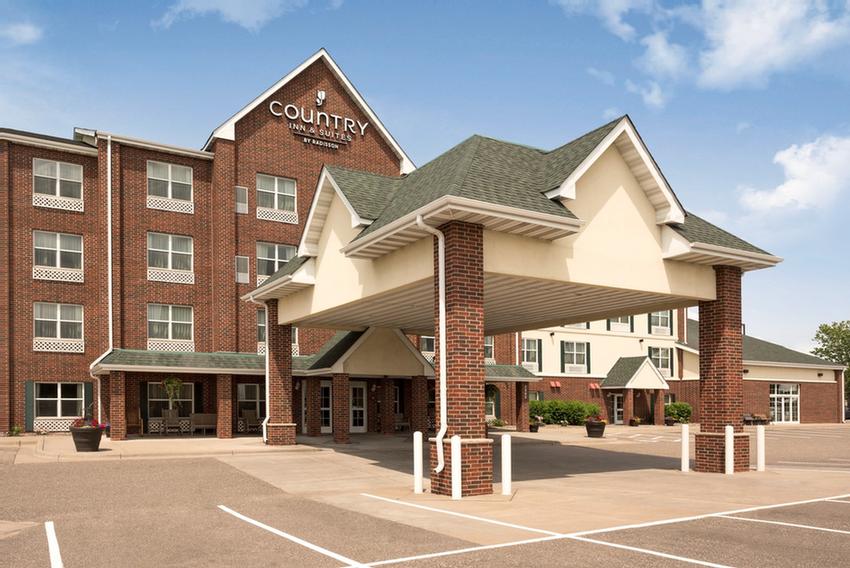 Welcome To The Country Inn & Suites In Lino Lakes!